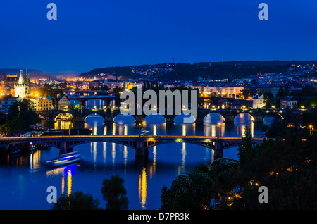 Skyline-Blick über die Vltava (Moldau) und Brücken in Prag bei Sonnenuntergang, Tschechische Republik Stockfoto