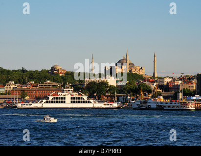 Blick auf Istanbul Sultanahmet-Viertel, vom Bosporus mit Hagia Sophia Stockfoto