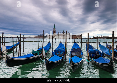 Gondeln auf dem Dock von Piazza San Marco, Venedig Wahrzeichen Italiens. Stockfoto