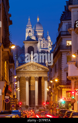 Dämmerung über Notre Dame de Lorette mit Basilique du Sacré-Coeur über Paris Ile de France, Frankreich Stockfoto