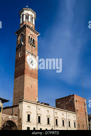 Piazza Erbe und Torre dei Lamberti im mittelalterlichen Stadtkern von Verona, Italien Wahrzeichen. Stockfoto