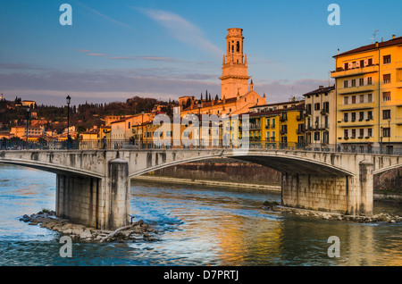 Brücke über die Etsch in Verona mit Dom-Turm im Hintergrund, historische Stadt Italiens. Stockfoto