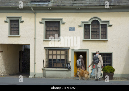 Paar mit Hund Beatrix Potter Galerie in Hawkshead, Nationalpark Lake District, Cumbria, England UK Stockfoto