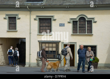 Passanten der Beatrix Potter Gallery in Hawkshead, Nationalpark Lake District, Cumbria, England UK Stockfoto