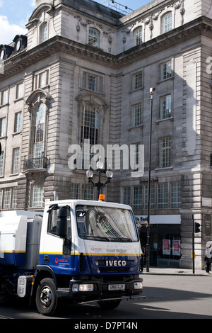 Kehrmaschine am Piccadilly Circus, West End, London, England, Vereinigtes Königreich Stockfoto