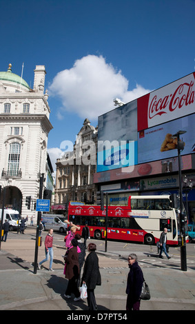 Ansicht des Piccadilly Circus zeigt Touristenbus, West End, London, England, Vereinigtes Königreich Stockfoto