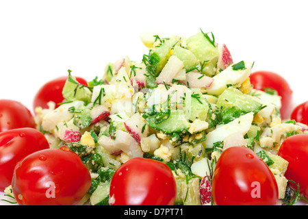 Salat mit Cherry-Tomaten, Kartoffeln, Eiern, Closeup auf weißem Hintergrund Stockfoto