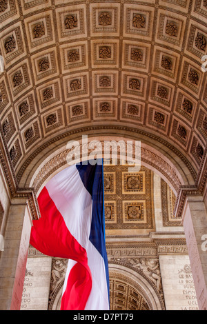 Riesige französische Flagge fliegt in der Mitte des Arc de Triomphe, Paris Frankreich Stockfoto