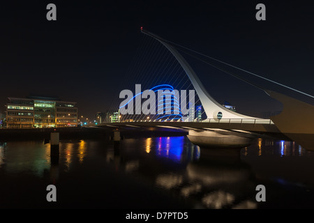 Samuel Beckett Bridge and Convention Centre in Dublin in der Nacht Stockfoto