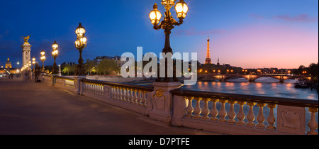 Blick vom Pont Alexandre III der Fluss Seine und Eiffelturm, Paris Frankreich Stockfoto