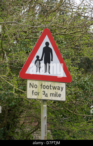 Eine britische Verkehrszeichen warnen, dass Sie die Straße "Kein Fußweg", ist eine moderne Grafik-Design-Klassiker von Jock Kinneir und Margaret Calvert. England, UK. Stockfoto