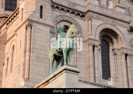 Eine große Reiterstatue von König Saint Louis, von H.Lefèbvre, stehend über der Vorhalle der Basilika Sacré-Coeur auf dem Montmartre. Paris Frankreich. Stockfoto