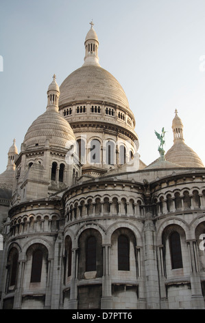 Die hoch aufragenden weißen Kuppeln der Basilika Sacré-Coeur auf dem Montmartre. Diese romanisch-byzantinischem inspirierte Kirche wurde im Jahre 1919 geweiht. Paris, Frankreich. Stockfoto