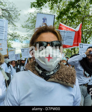 Paris, Frankreich. Krankenschwestern Demonstration, Kollektiv. Maskierte Krankenschwester, für die Unterstützung von mehr Regierungsmitteln, öffentliches Gesundheitswesen, Marching von Frauen mit Protestschildern auf der Straße, Arbeiterproteste, französischem Krankenhauspersonal, französischem Gesundheitswesen Stockfoto