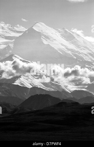 Schwarzweißansicht des Mt. McKinley (Denali Berg), höchster Punkt N Amerika 20.320' Höchststand über Wolken, Nat ' l Denali Park Stockfoto