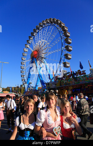 Oktoberfest, junge Frauen am Festplatz Theresienwiese, München, Bayern, Deutschland Stockfoto