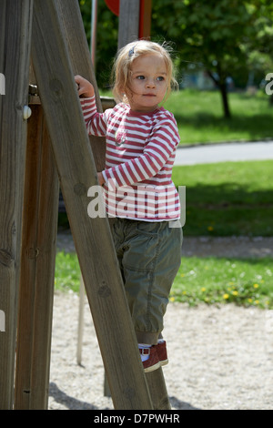 Blonde Mädchen Kind auf einem Spielplatz Stockfoto