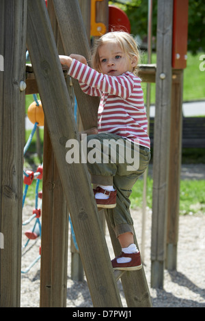 Blonde Mädchen Kind auf einem Spielplatz Stockfoto