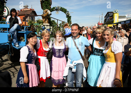 Oktoberfest, junge Frauen mit traditionellen Dirndl, München, Bayern, Deutschland Stockfoto