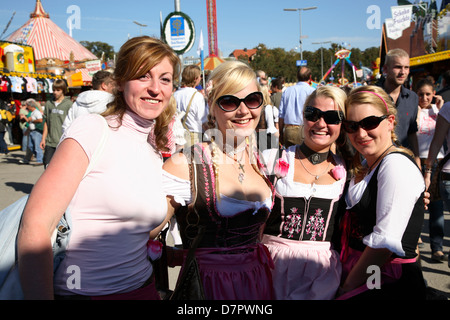 Oktoberfest, junge Frauen mit traditionellen Dirndl, München, Bayern, Deutschland Stockfoto