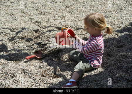 Blonde Mädchen Kind auf einem Spielplatz Stockfoto