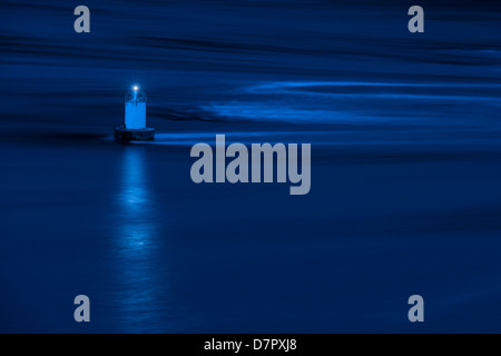 French Pass in der Dämmerung und ein Lichtstrahl, der aus der Mitte Fahrwassermarkierung - in der Tat das Starboard Boje für Boote nach Westen. Stockfoto