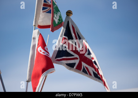 Union Jack weht im Wind, 3 Flaggen Stockfoto