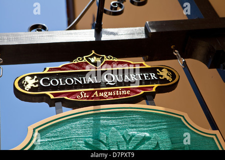 Koloniale Viertel Logo ist zu sehen auf einem hölzernen Schild in St. Augustine, Florida Stockfoto