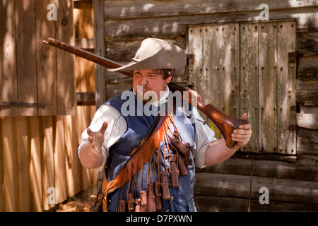 Eine Reenactor demonstrieren, wie eine Muskete im Kolonialviertel, St. Augustine Feuer, Stockfoto