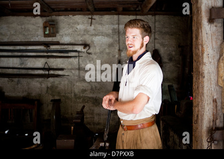 Ein Schmied engagiert sich die Besucher in der 17. Jahrhundert Spanisch befestigte Stadt Kolonialviertel, St. Augustine, Florida Stockfoto