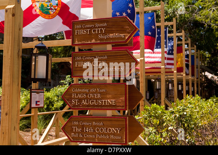 Eine Reihe von Flaggen zeigen alle diejenigen, die einst die Stadt überflogen sieht man im Kolonialviertel, St. Augustine, Florida Stockfoto