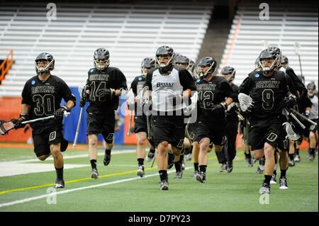 12. Mai 2013 - Syracuse, New York, USA - 12. Mai 2013: Bryant Bulldogs Spieler laufen auf das Feld vor dem Start eine 2013 NCAA Männer Lacrosse Turnier erste Runde Spiel zwischen Bryant Bulldogs und die Syracuse Orange an den Carrier Dome in Syracuse, New York. Stockfoto