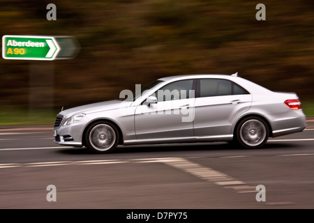 Hinten Sync Flash-Technik verwendet, um ein Mercedes Benz Auto reisen entlang der Autobahn in Richtung Dundee, UK Reisen erfassen Stockfoto