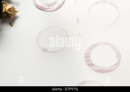 Rotwein Flecken auf weißem Hintergrund. Glas-Ringe und Wein spritzt. Stockfoto