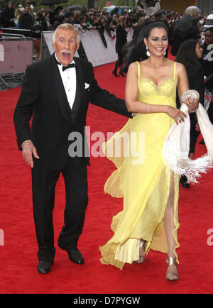 SIR BRUCE FORSYTH & WILNELIA BRITISH ACADEMY TELEVISION AWARDS SOUTHBANK LONDON ENGLAND UK 12. Mai 2013 Stockfoto