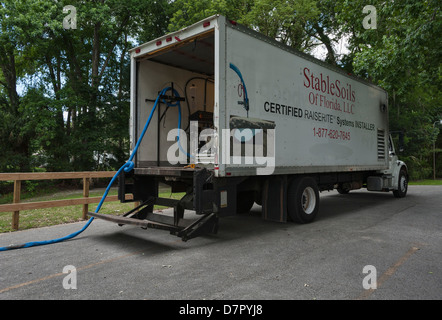 Chemische Mörtel füllen die Hohlräume unter einigen Betonplatten auf die Burrell Verriegelung und Verdammung in Leesburg, Florida installiert wird Stockfoto