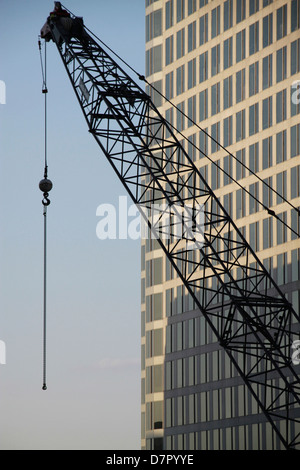 Bau Kran errichten Wolkenkratzer. Stockfoto