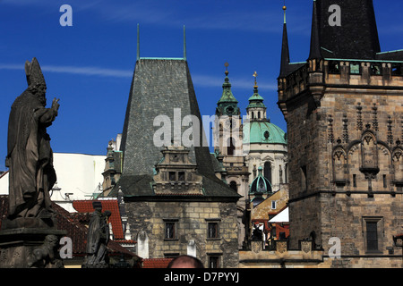 Die Prager Nikolauskirche zwischen den Prager Türmen ist der Stadtteil Mala Strana Tschechien Stockfoto