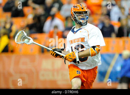 12. Mai 2013 - Syracuse, New York, USA - 12. Mai 2013: Syracuse Orange Mittelfeldspieler Ryan Barber #16 fährt zum Ziel im vierten Quartal 2013 NCAA Männer Lacrosse Turnier erste Runde Spiel zwischen Bryant Bulldogs und die Syracuse Orange an den Carrier Dome in Syracuse, New York. Syrakus gewann das Spiel 12-7. Stockfoto