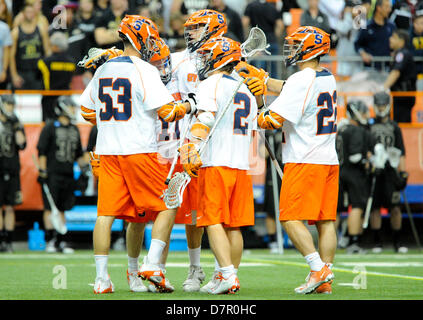12. Mai 2013 - Syracuse, New York, USA - 12. Mai 2013: Syracuse Orange Spieler feiern ein Ziel im ersten Quartal 2013 NCAA Männer Lacrosse Turnier erste Runde Spiel zwischen Bryant Bulldogs und die Syracuse Orange an den Carrier Dome in Syracuse, New York. Syrakus gewann das Spiel 12-7. Stockfoto