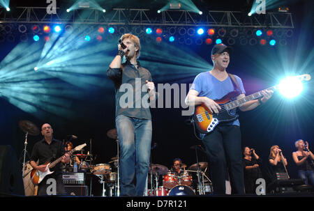 9. Mai 2013 - Portsmouth, Virginia, US - Schauspieler-Musiker GARY SINISE und "Lt.Dan Band" führt live während eine Hommage an das Militär im Ntelos Pavillion. (Kredit-Bild: © Jeff Moore/ZUMAPRESS.com) Stockfoto