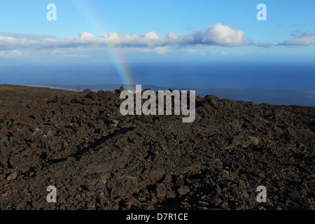 Ein Regenbogen über die Felder der Lavaströme, die bis zum Meer auf der big Island von Hawaii zu verlängern Stockfoto