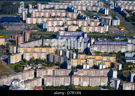 Luftaufnahme der modernen Stadt. Viele Hochhäuser. Vorortstraßen. Stockfoto