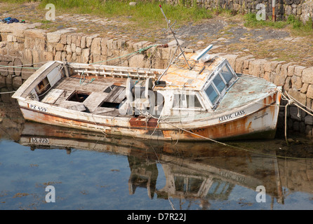 Altes Fischerboot reparaturbedürftig. Newlyn Cornwall UK Stockfoto