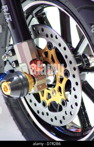 Nahaufnahme Detail ein Rennmotorrad Vorderrad. Dies ist der Bremssattel, Rotor, Felge, Reifen und Federung. Stockfoto
