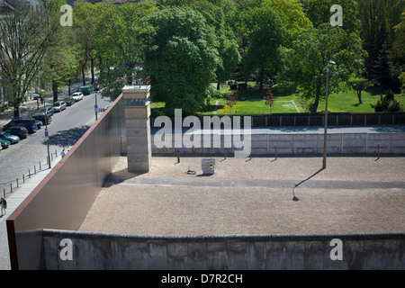 Aussichtsturm mit Blick auf die ursprüngliche Grenzanlagen an das Dokumentationszentrum der Berliner Mauer. Stockfoto
