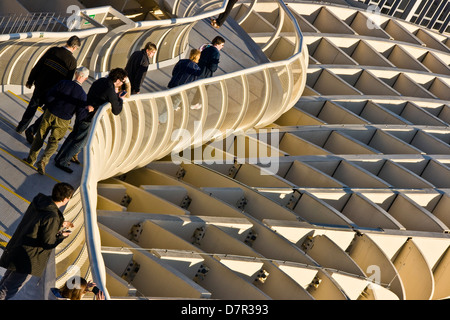 Touristen auf futuristische Metropol Parasol Gehweg Sevilla Andalusien Andalusien Spanien Europa Stockfoto