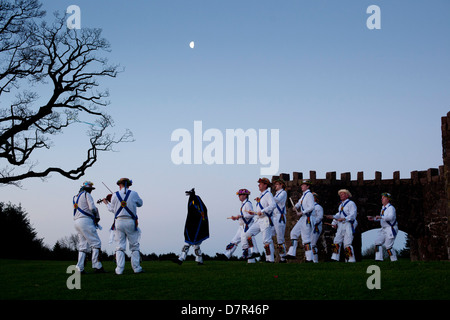 Der Jockey Morris Männer von Birmingham Tanz in den ersten Sonnenaufgang am 1. Mai in Lickey Hills Country Park, Birmingham. Stockfoto