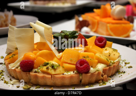 Eine Mango-Torte mit Maracuja-Creme Stockfoto