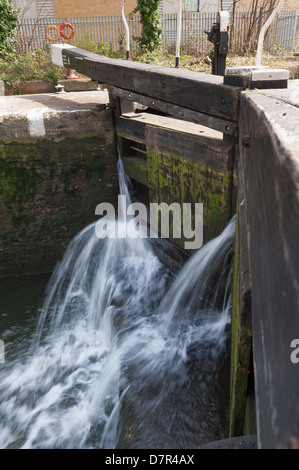 Regents Kanal im Herzen von London undicht geschlossen Schleusentore, die Quellen des Wassers durch Lücken, die die Bewegung, die Bewegung zu pressen Stockfoto